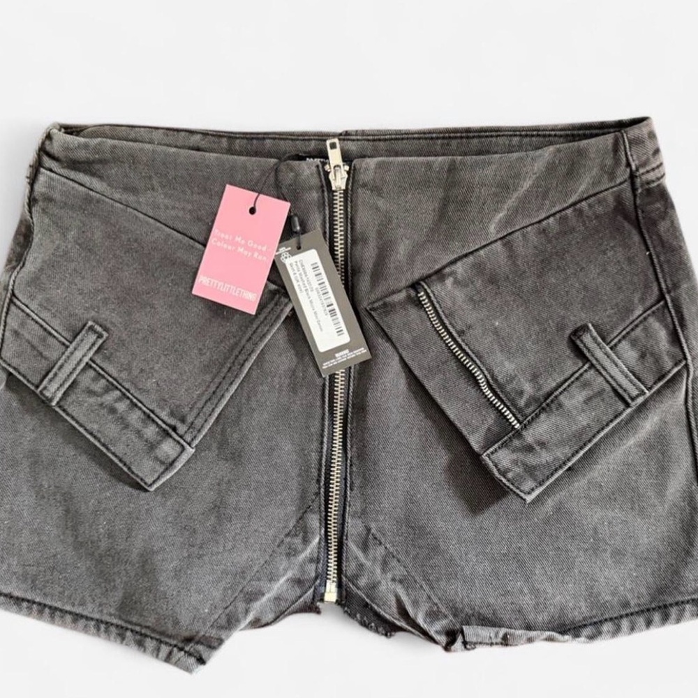 NWT PrettyLittleThing Petite  Black Cargo Skirt- Size 4